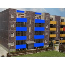 Bausatz Mehrfamilienhaus in Waschbetonoptik H0 blaue Balkone